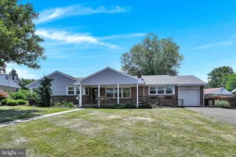 171 Thomas Pl, Sinking Spring, PA 19608 photo 2