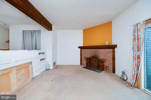 Living - 1259 Fox Run, Reading, PA 19606 photo 2 of 3