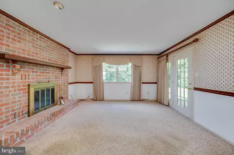 Living - 64 Downing Dr, Reading, PA 19610 photo 2 of 3