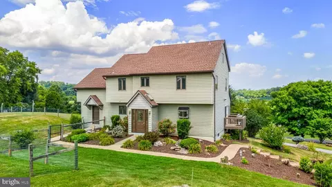 4 Homestead Dr, Leesport, PA 19533