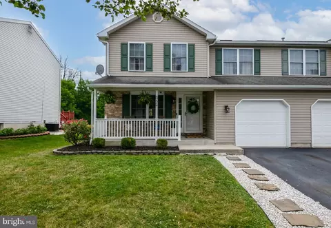 352 Sioux Ct, Sinking Spring, PA 19608