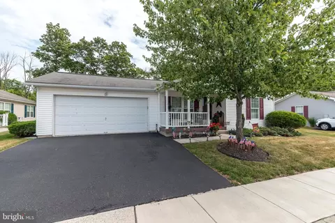 48 Random Rd, Douglassville, PA 19518