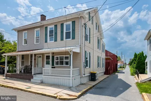 26 N 2nd St, Womelsdorf, PA 19567