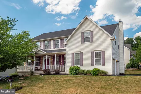 25 Oxford Dr, Morgantown, PA 19543
