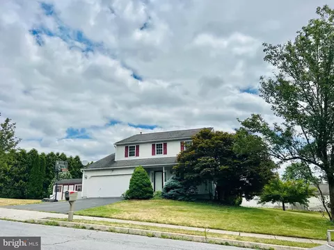 102 Swatara Cir, Douglassville, PA 19518