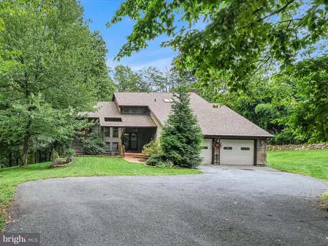 1045 Hill Rd, Wernersville, PA 19565