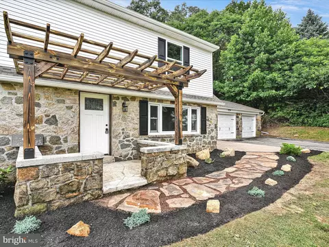 12 Maple Ln, Oley, PA 19547 photo 2