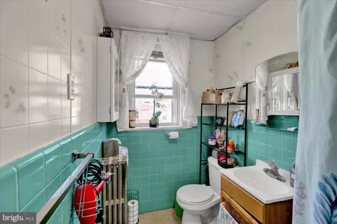 Bath - 1214 Pike St, Reading, PA 19604 photo 2 of 2