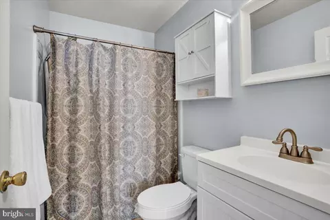 Bath - 239 Bainbridge Cr, Reading, PA 19608 photo 3 of 5