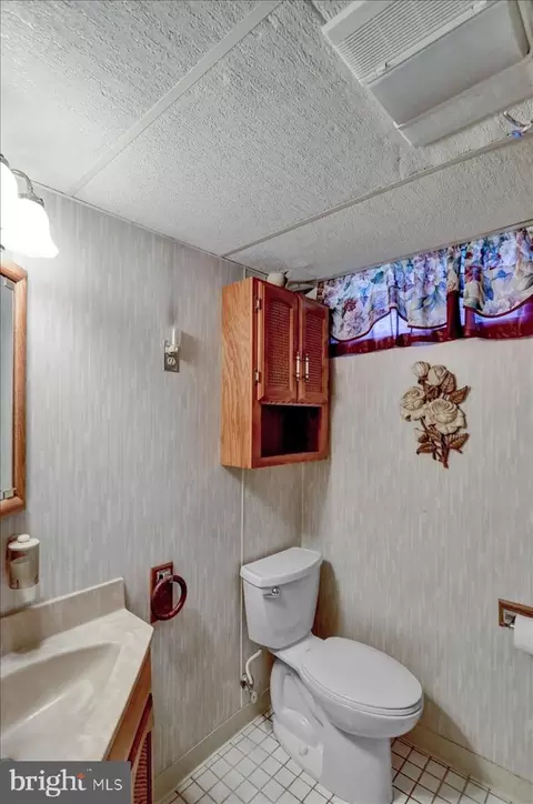 Bath - 1076 Freemansville Rd, Reading, PA 19607 photo 3 of 4