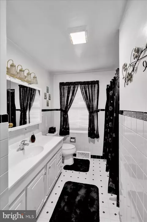Bath - 1076 Freemansville Rd, Reading, PA 19607 photo 2 of 4