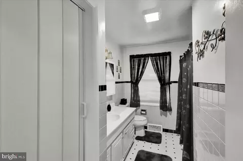 Entry Way - 1076 Freemansville Rd, Reading, PA 19607 photo 2 of 4