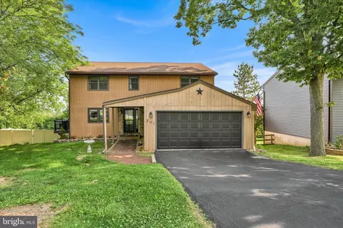 201 Pembroke Dr, Shillington, PA 19607