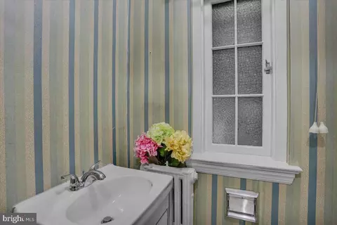 Bath - 1502 Bern St, Reading, PA 19604 photo 1 of 3