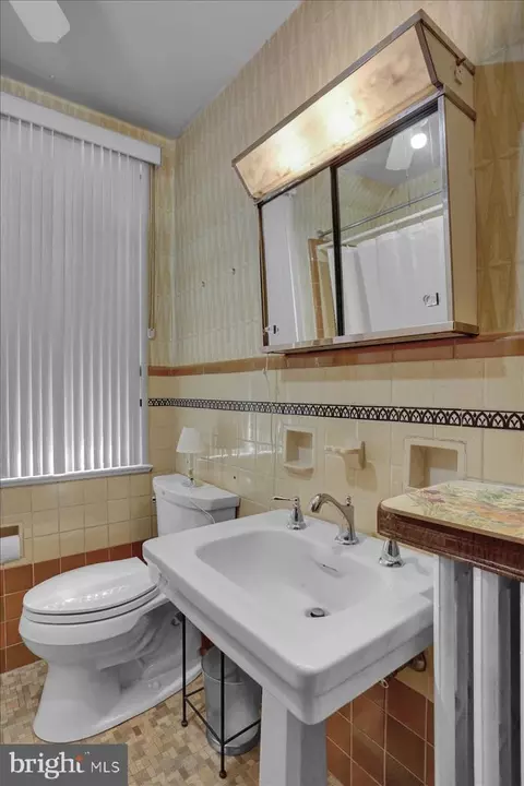 Bath - 1502 Bern St, Reading, PA 19604 photo 3 of 3