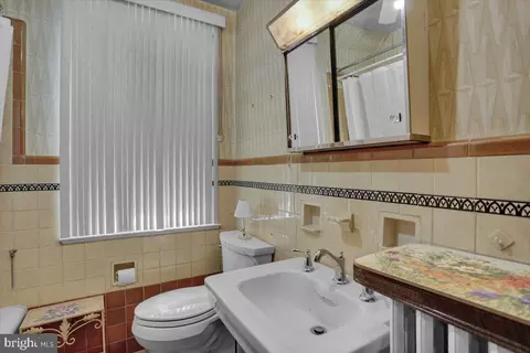 Bath - 1502 Bern St, Reading, PA 19604 photo 2 of 3