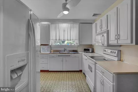 Kitchen - 1502 Bern St, Reading, PA 19604 photo 2 of 2