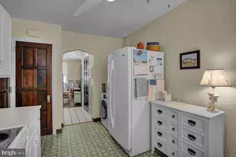 Entry Way - 1502 Bern St, Reading, PA 19604 photo 4 of 5