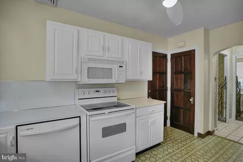 Entry Way - 1502 Bern St, Reading, PA 19604 photo 3 of 5