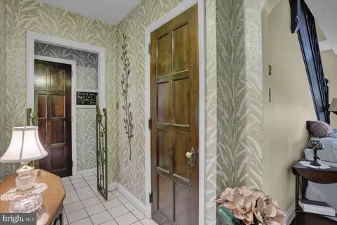 Entry Way - 1502 Bern St, Reading, PA 19604 photo 2 of 5