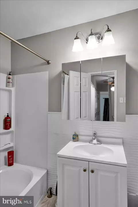 Bath - 1153 Fox Run, Reading, PA 19606 photo 3 of 3