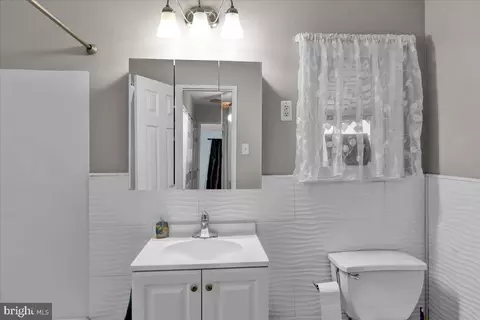 Bath - 1153 Fox Run, Reading, PA 19606 photo 2 of 3