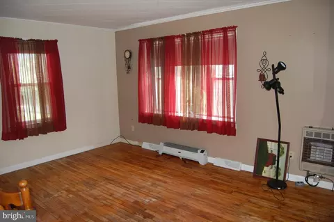 Living - 230 Walnut Rd, Reading, PA 19606 photo 3 of 3