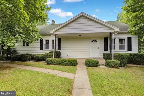 1181 Windsor Castle Rd, Hamburg, PA 19526