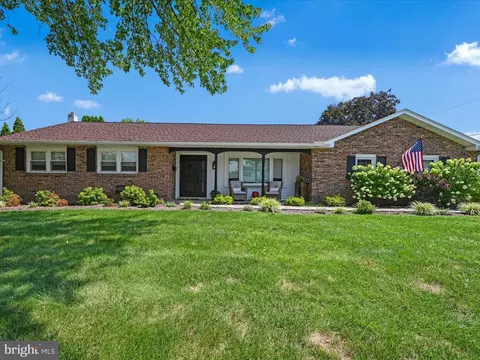 305 Willowwood Dr, Douglassville, PA 19518