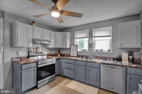 Entry Way - 142 Washington St, Reading, PA 19607 photo 3 of 4