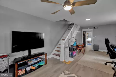 Entry Way - 142 Washington St, Reading, PA 19607 photo 1 of 4
