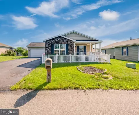 33 Cormorant Dr, Bechtelsville, PA 19505