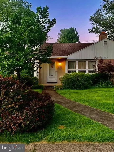707 N Waverly St, Reading, PA 19607 photo 2