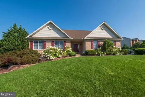 101 Orchard View Dr, Douglassville, PA 19518