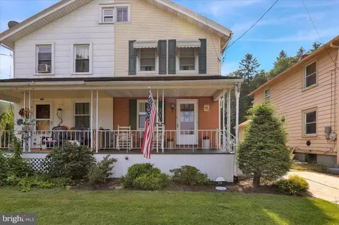54 E Meadow Ave, Robesonia, PA 19551