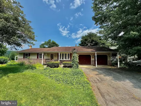 5 Walnut Ln, Bechtelsville, PA 19505