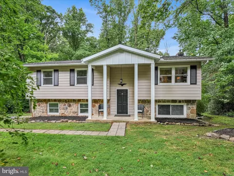 25 Woodland Dr, Fleetwood, PA 19522