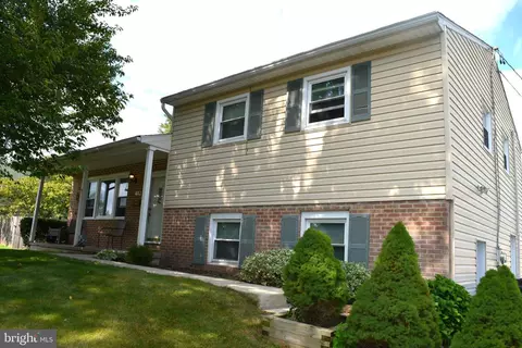 412 Glenwood Dr, Douglassville, PA 19518