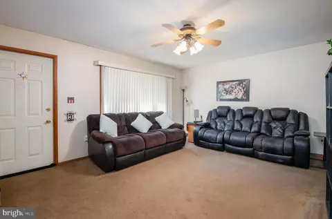 3 S Riverside Dr, Reading, PA 19605 photo 4