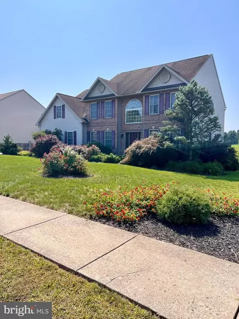 704 Farmingdale Dr, Douglassville, PA 19518