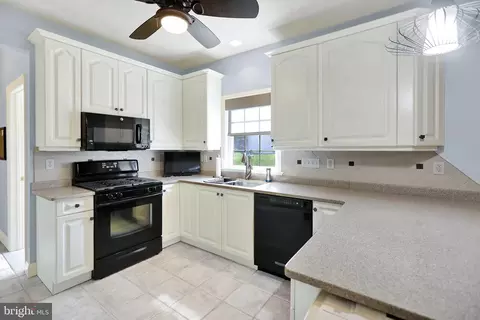 Kitchen - 151 N Cacoosing Dr, Reading, PA 19608 photo 2 of 4