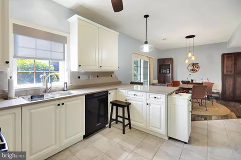 Kitchen - 151 N Cacoosing Dr, Reading, PA 19608 photo 3 of 4