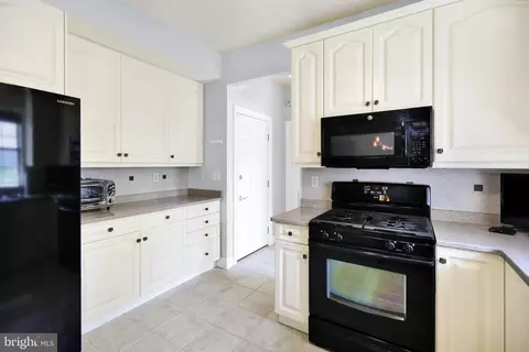 Kitchen - 151 N Cacoosing Dr, Reading, PA 19608 photo 4 of 4