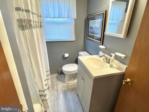 Bath - 1122 Broadway Blvd, Reading, PA 19607 photo 2 of 2