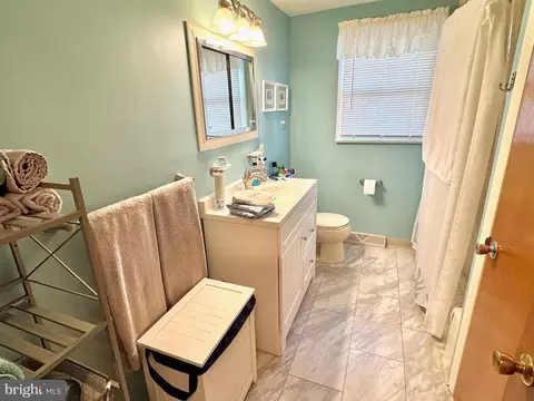 Bath - 1122 Broadway Blvd, Reading, PA 19607 photo 1 of 2