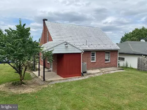 Exterior - 905 Crestview Ave, Reading, PA 19607 photo 2 of 9