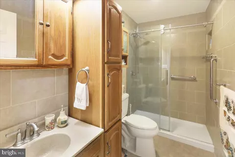 Bath - 228 Wexham Dr, Reading, PA 19607 photo 1 of 3