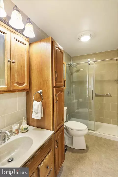 Bath - 228 Wexham Dr, Reading, PA 19607 photo 2 of 3