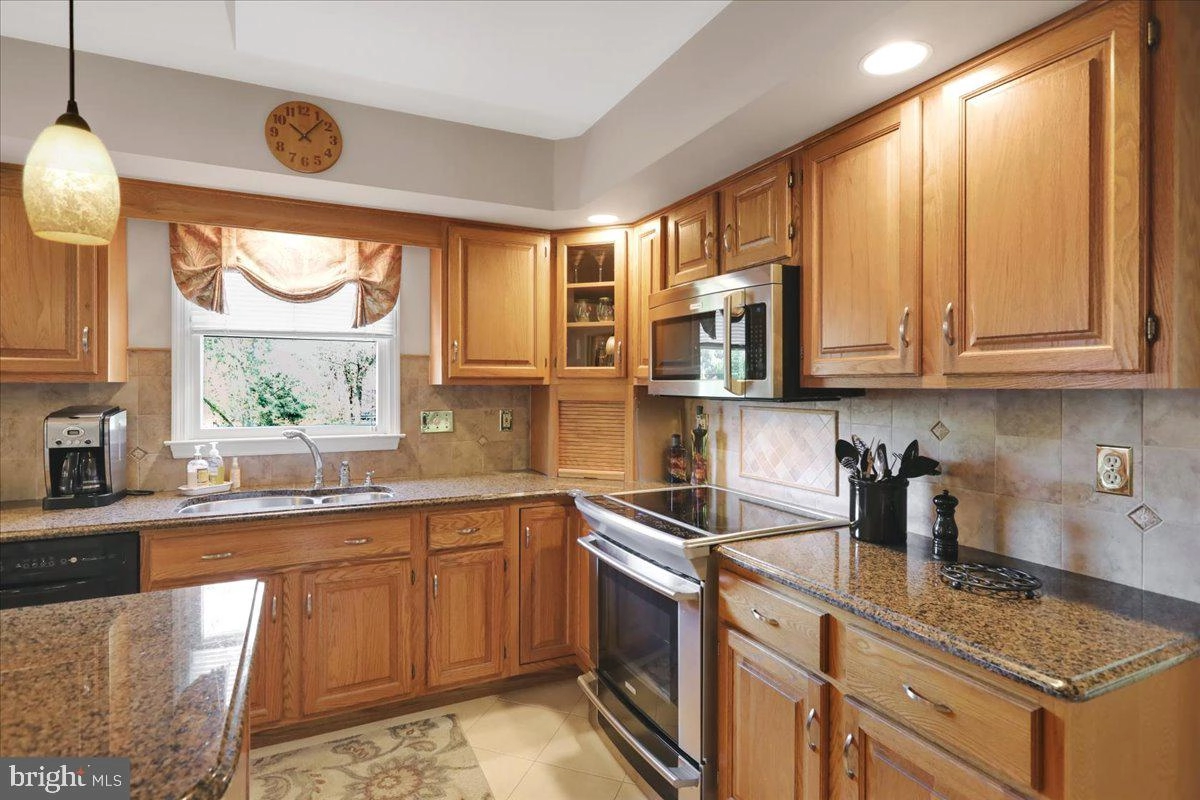 Kitchen - 519 Thomas Pl, Reading, PA 19608 photo 3 of 5