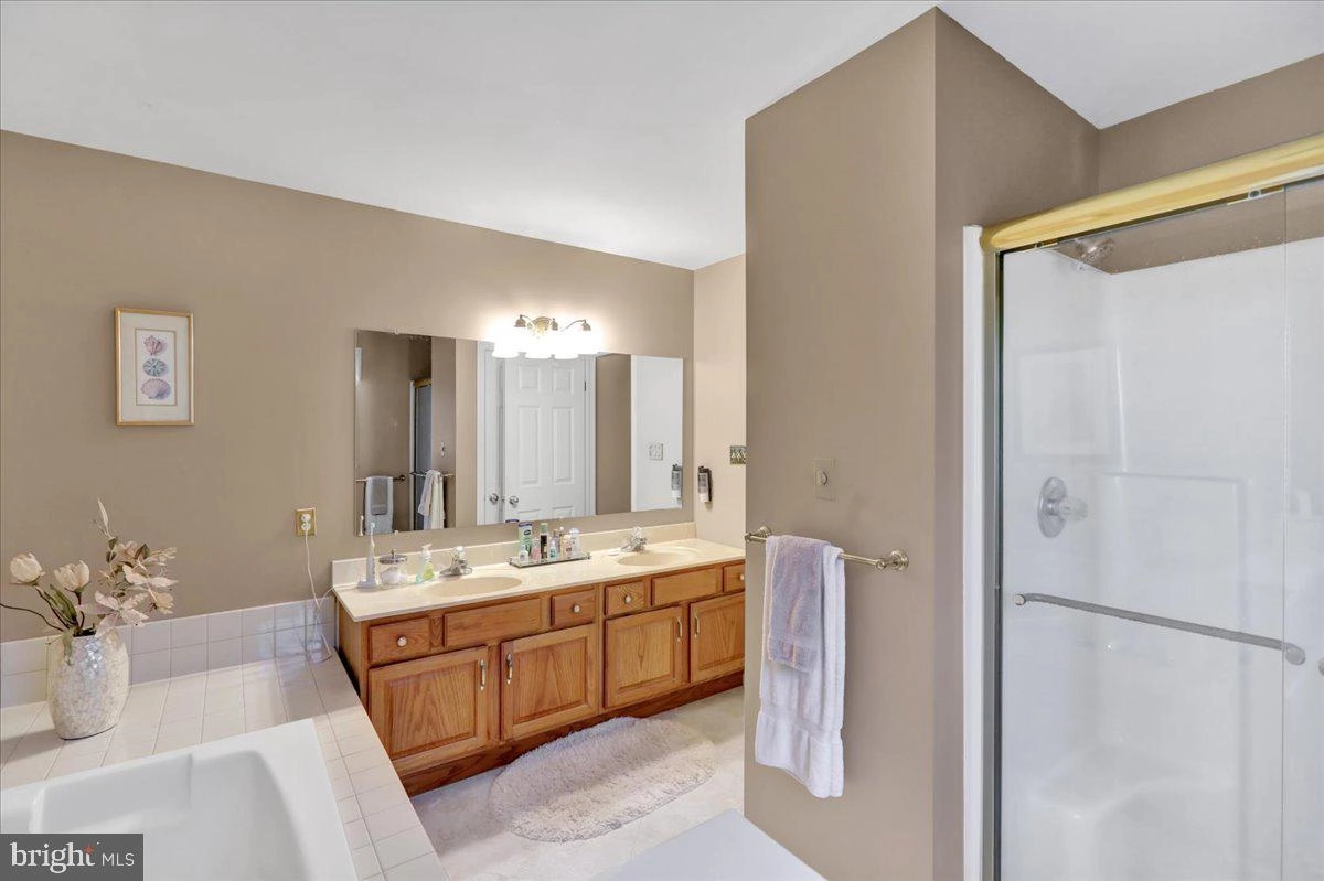 Bath - 519 Thomas Pl, Reading, PA 19608 photo 2 of 4